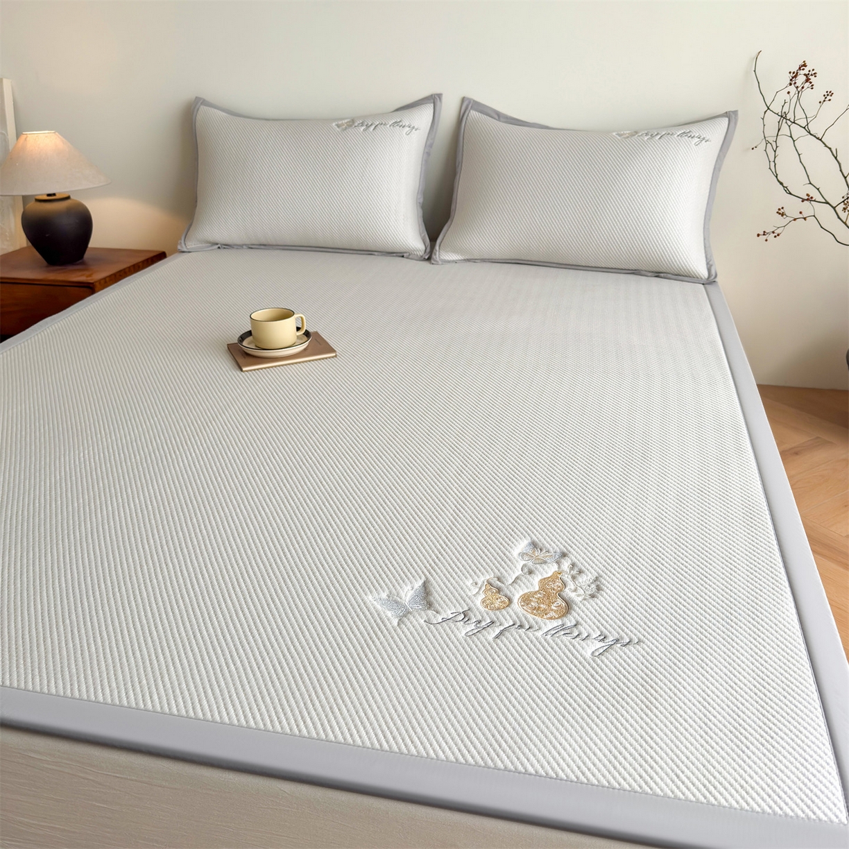 91家纺网 家纺一手货源 找家纺 鑫姿席业 2026新款5A抗菌PE提花凉感席凉席席子蝶舞福禄 蝶舞福禄-咖（床席款）