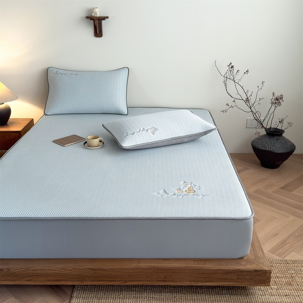 91家纺网 家纺一手货源 找家纺 鑫姿席业 2026新款5A抗菌PE提花凉感席凉席席子蝶舞福禄 蝶舞福禄-蓝（床笠款）