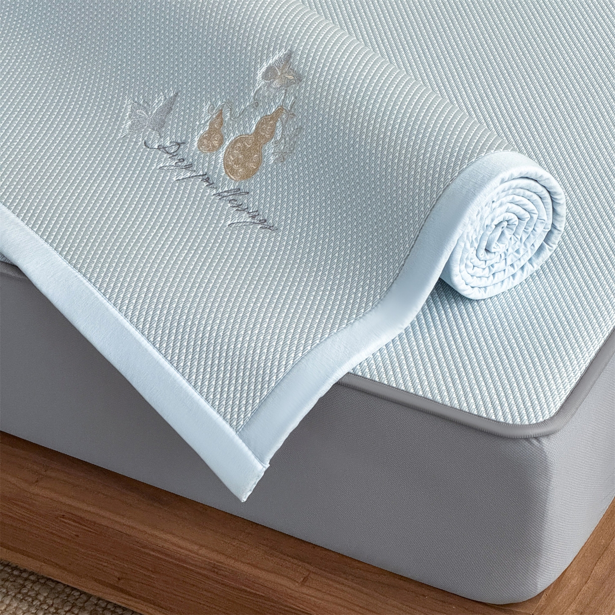 91家纺网 家纺一手货源 找家纺 鑫姿席业 2026新款5A抗菌PE提花凉感席凉席席子蝶舞福禄 蝶舞福禄-蓝（床笠款）