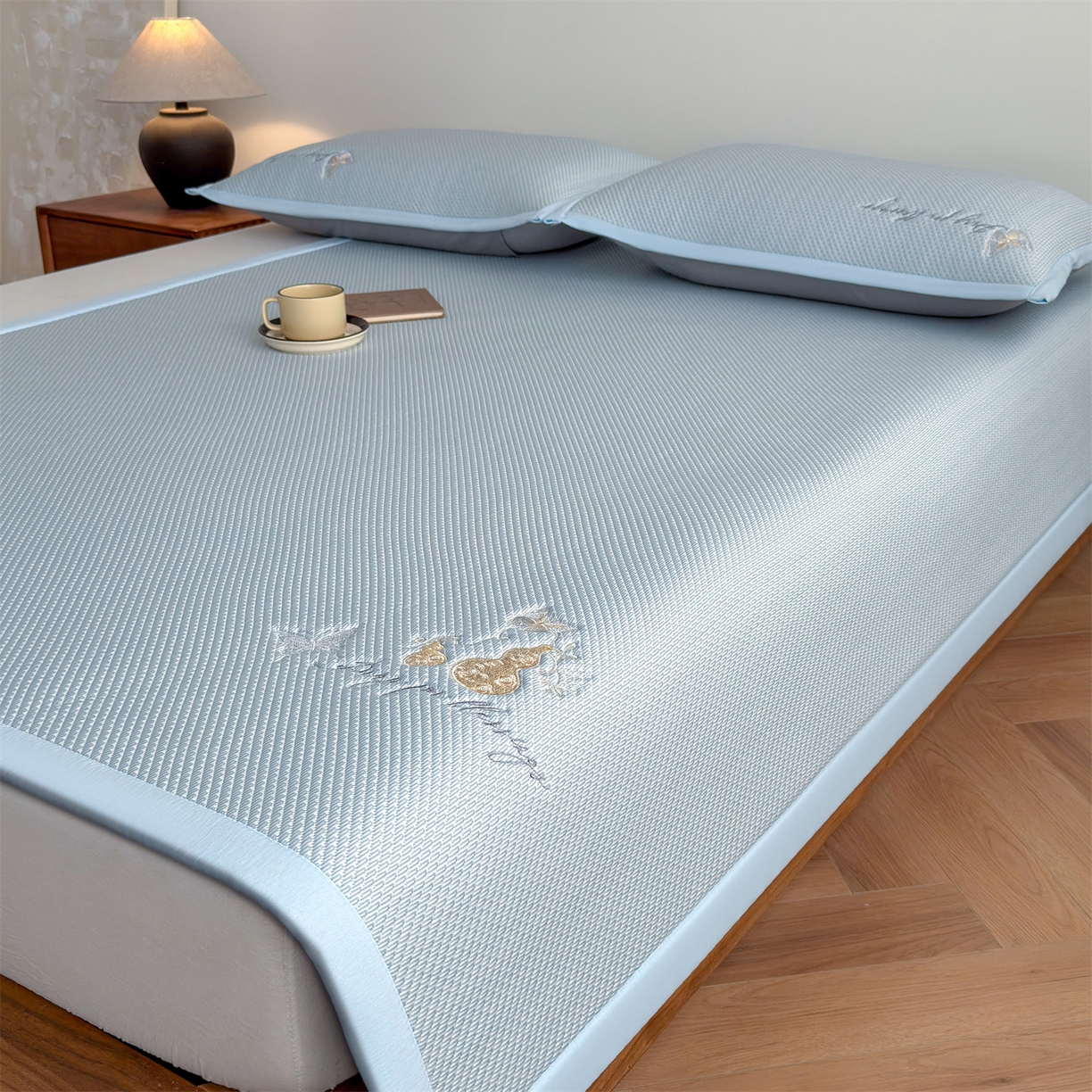 91家纺网 家纺一手货源 找家纺 鑫姿席业 2026新款5A抗菌PE提花凉感席凉席席子蝶舞福禄 蝶舞福禄-蓝（床席款）