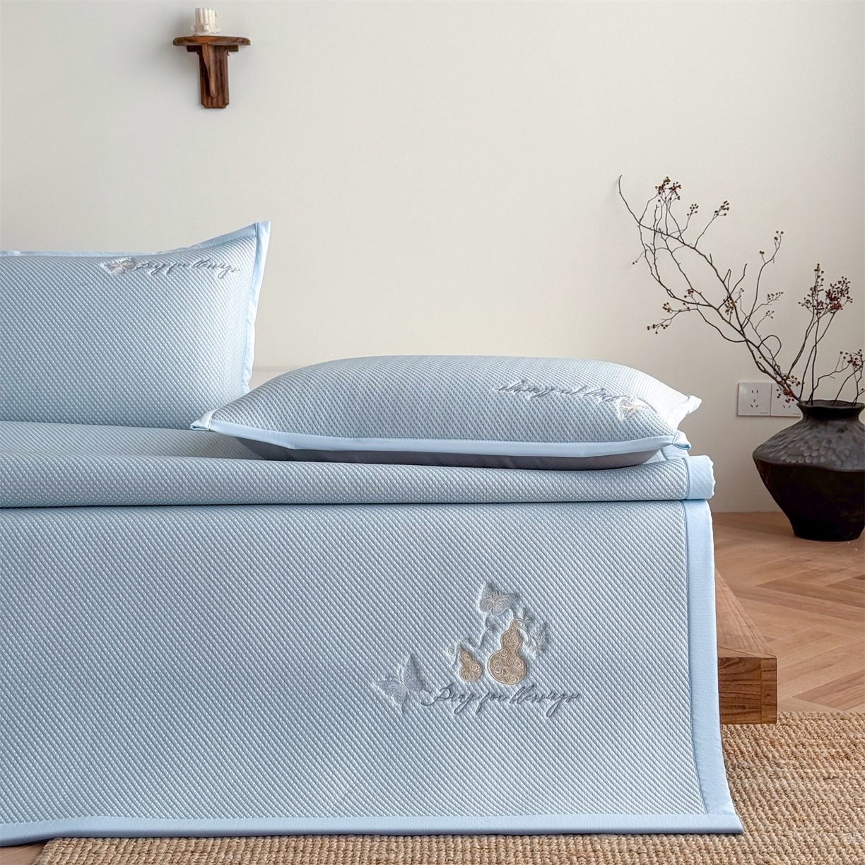 91家纺网 家纺一手货源 找家纺 鑫姿席业 2026新款5A抗菌PE提花凉感席凉席席子蝶舞福禄 蝶舞福禄-蓝（床席款）