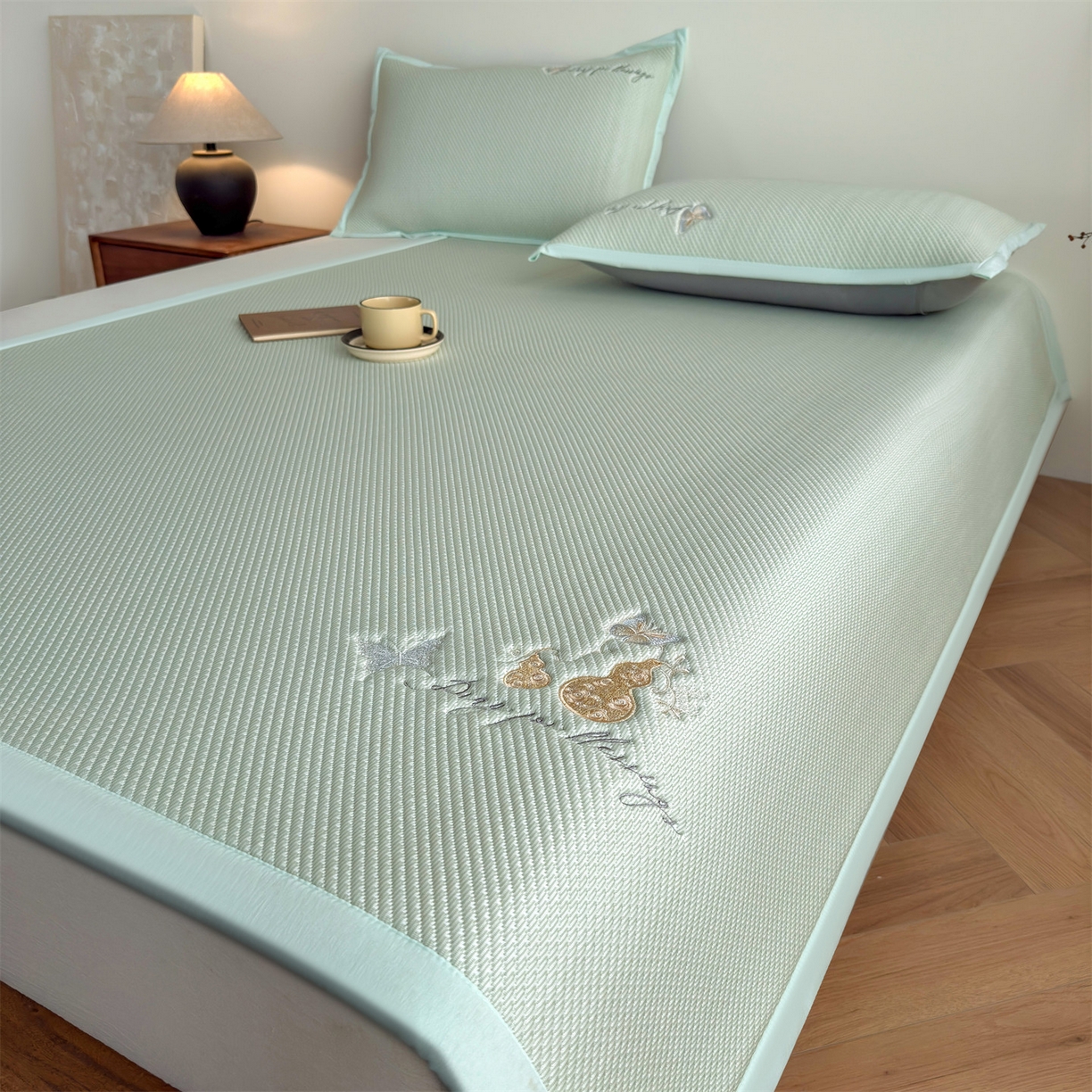 91家纺网 家纺一手货源 找家纺 鑫姿席业 2026新款5A抗菌PE提花凉感席凉席席子蝶舞福禄 蝶舞福禄-绿（床席款）