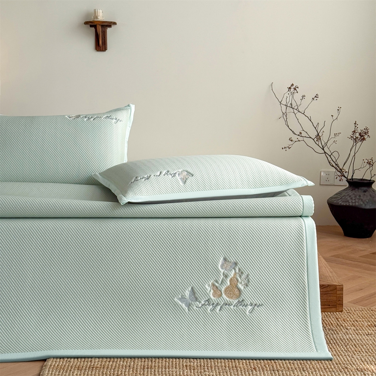 91家纺网 家纺一手货源 找家纺 鑫姿席业 2026新款5A抗菌PE提花凉感席凉席席子蝶舞福禄 蝶舞福禄-绿（床席款）