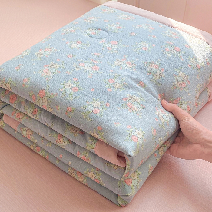 91家纺网 家纺一手货源 找家纺 爱屋及屋 2026新款小清新双层纱宽包边棉花被夏凉被空调被夏被 繁花-蓝