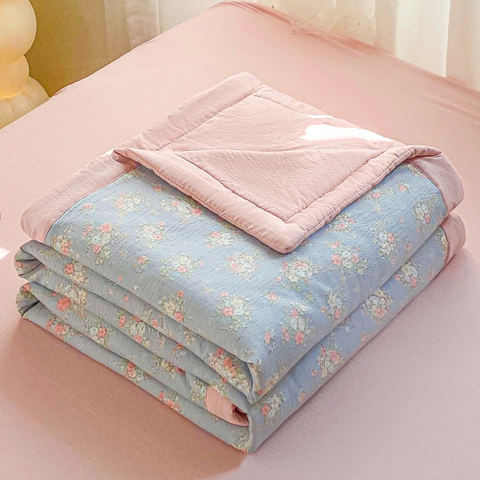 91家纺网 家纺一手货源 找家纺 爱屋及屋 2026新款小清新双层纱宽包边棉花被夏凉被空调被夏被 繁花-蓝