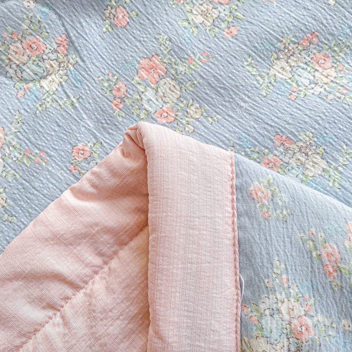 91家纺网 家纺一手货源 找家纺 爱屋及屋 2026新款小清新双层纱宽包边棉花被夏凉被空调被夏被 繁花-蓝