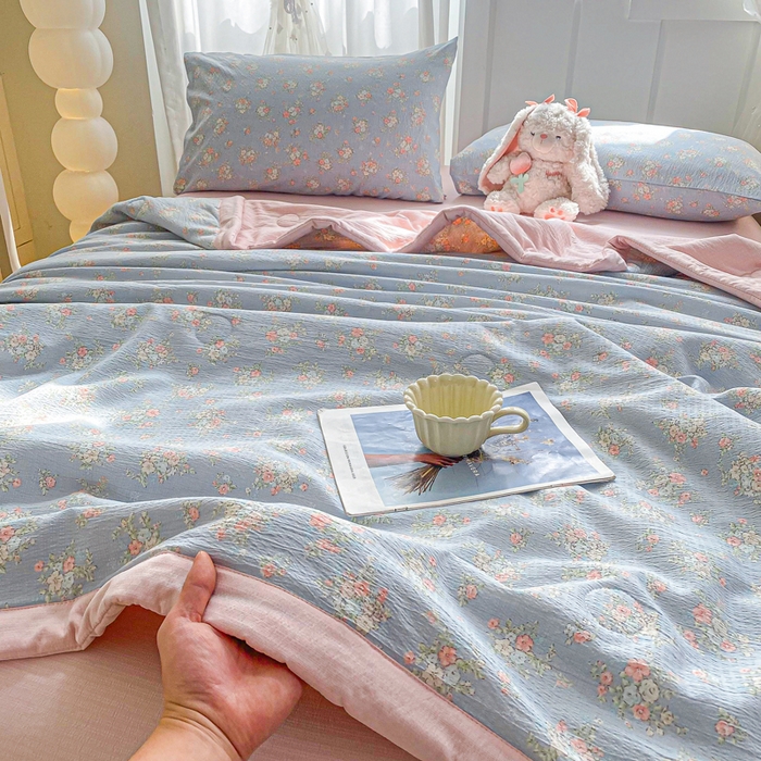 91家纺网 家纺一手货源 找家纺 爱屋及屋 2026新款小清新双层纱宽包边棉花被夏凉被空调被夏被 繁花-蓝