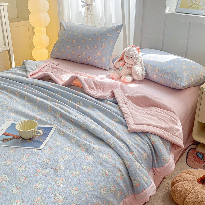 91家纺网 家纺一手货源 找家纺 爱屋及屋 2026新款小清新双层纱宽包边棉花被夏凉被空调被夏被 繁花-蓝