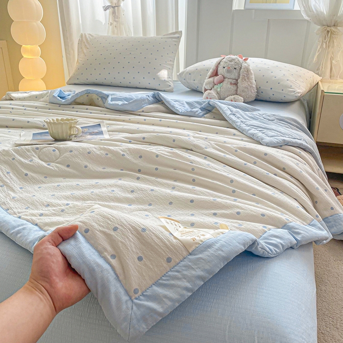 91家纺网 家纺一手货源 找家纺 爱屋及屋 2026新款小清新双层纱宽包边棉花被夏凉被空调被夏被 蓝点点