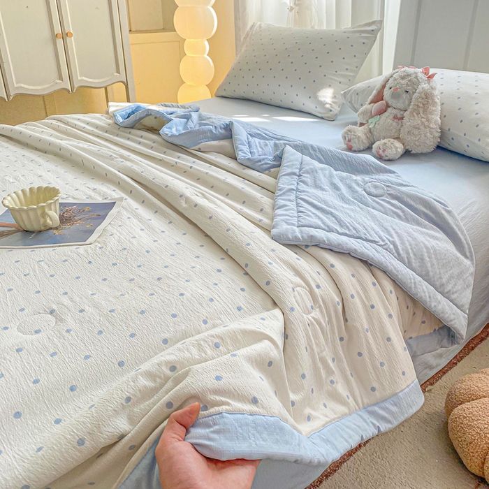 91家纺网 家纺一手货源 找家纺 爱屋及屋 2026新款小清新双层纱宽包边棉花被夏凉被空调被夏被 蓝点点