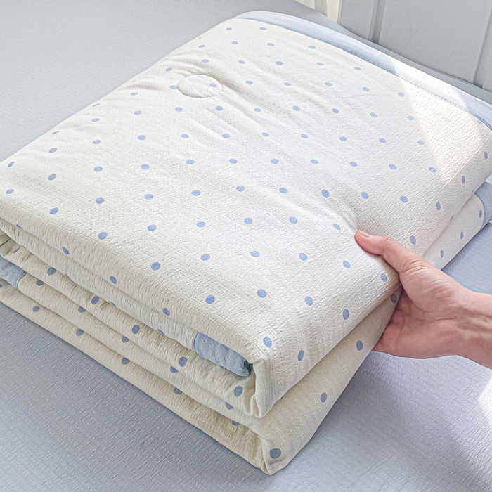 91家纺网 家纺一手货源 找家纺 爱屋及屋 2026新款小清新双层纱宽包边棉花被夏凉被空调被夏被 蓝点点