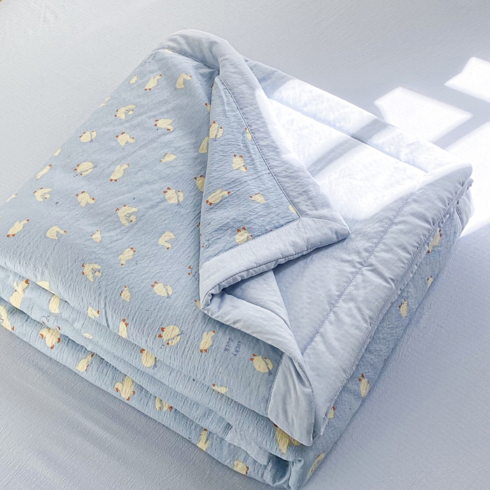 91家纺网 家纺一手货源 找家纺 爱屋及屋 2026新款小清新双层纱宽包边棉花被夏凉被空调被夏被 蓝色小丫