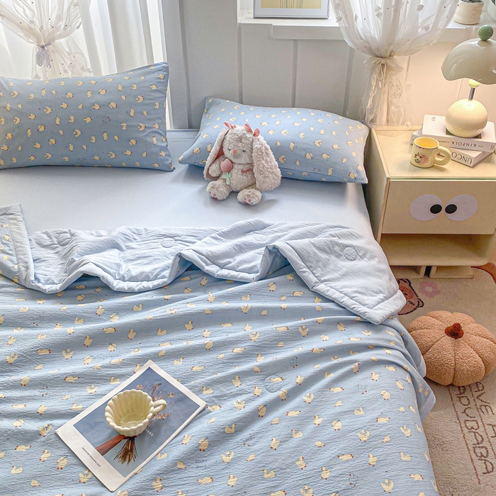 91家纺网 家纺一手货源 找家纺 爱屋及屋 2026新款小清新双层纱宽包边棉花被夏凉被空调被夏被 蓝色小丫