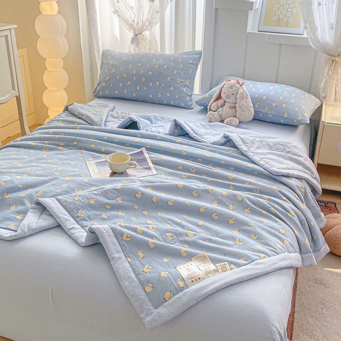 91家纺网 家纺一手货源 找家纺 爱屋及屋 2026新款小清新双层纱宽包边棉花被夏凉被空调被夏被 蓝色小丫