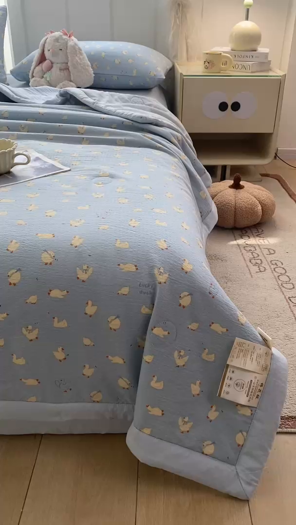 91家纺网 家纺一手货源 找家纺 爱屋及屋 2026新款小清新双层纱宽包边棉花被夏凉被空调被夏被 蓝色小丫