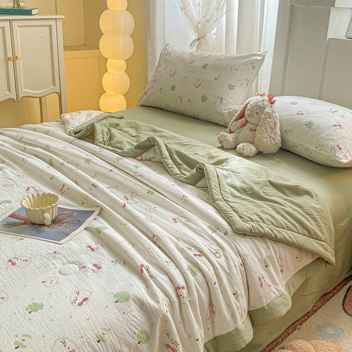 91家纺网 家纺一手货源 找家纺 爱屋及屋 2026新款小清新双层纱宽包边棉花被夏凉被空调被夏被 苹果猫