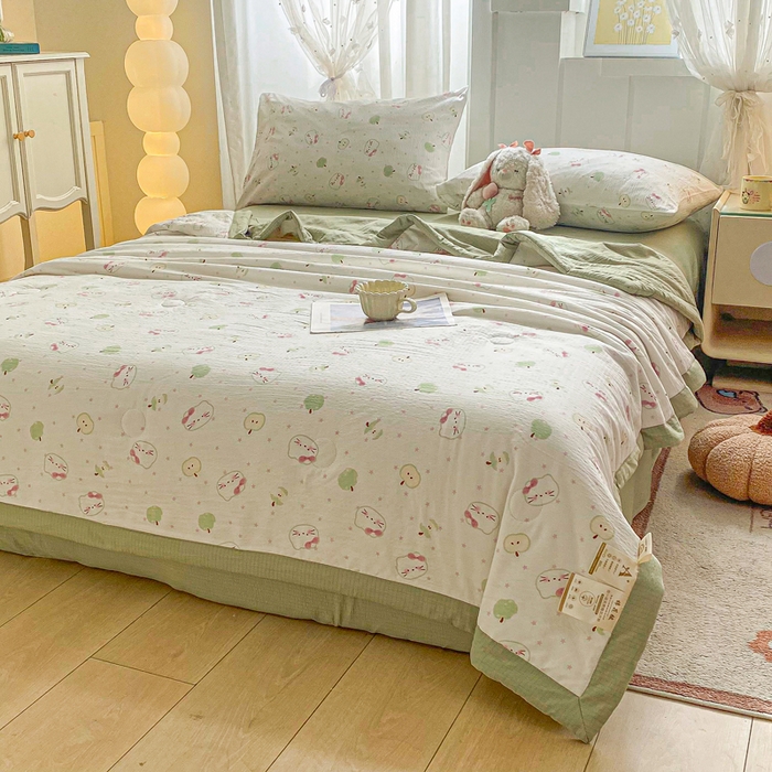 91家纺网 家纺一手货源 找家纺 爱屋及屋 2026新款小清新双层纱宽包边棉花被夏凉被空调被夏被 苹果猫