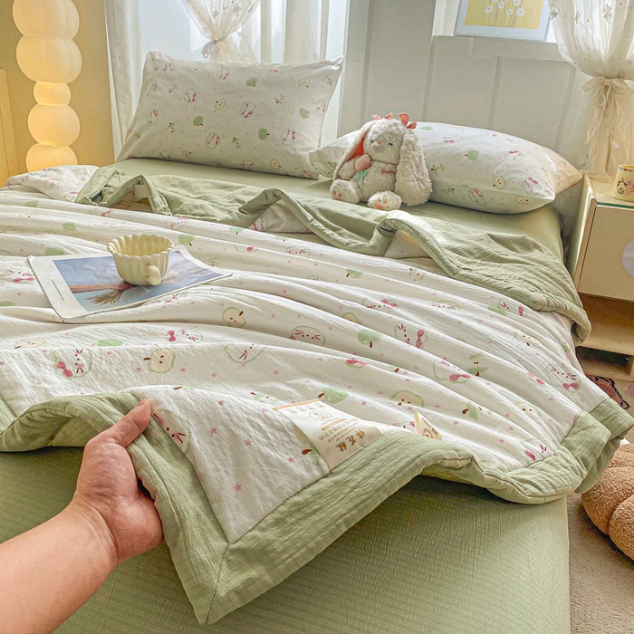 91家纺网 家纺一手货源 找家纺 爱屋及屋 2026新款小清新双层纱宽包边棉花被夏凉被空调被夏被 苹果猫