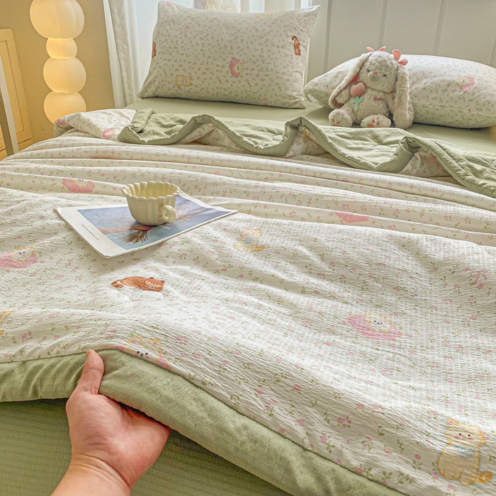 91家纺网 家纺一手货源 找家纺 爱屋及屋 2026新款小清新双层纱宽包边棉花被夏凉被空调被夏被 治愈小猫