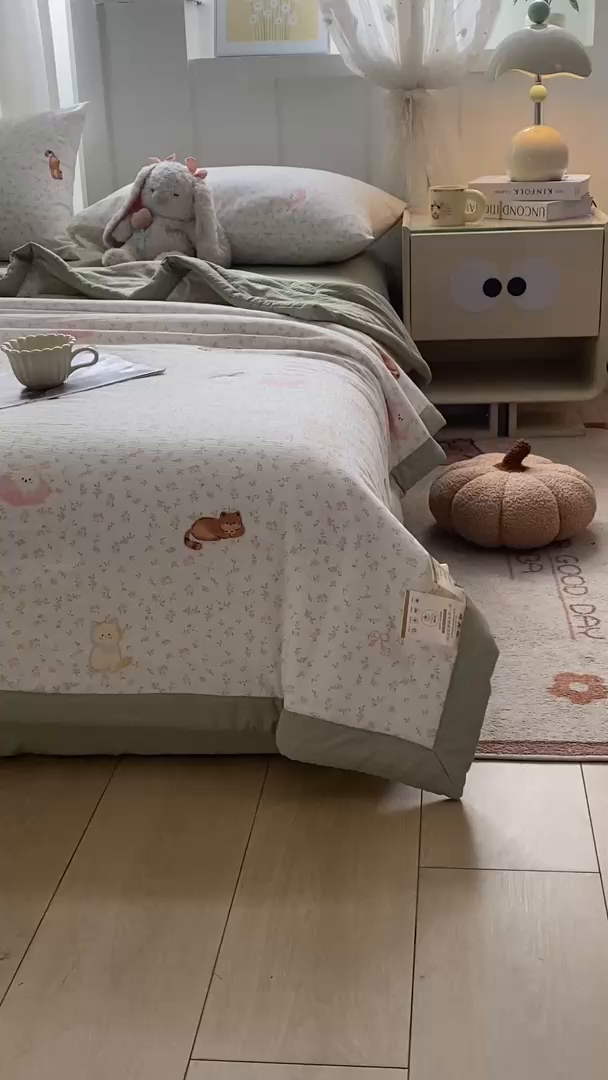 91家纺网 家纺一手货源 找家纺 爱屋及屋 2026新款小清新双层纱宽包边棉花被夏凉被空调被夏被 治愈小猫