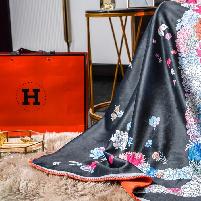 91家纺网 家纺一手货源 找家纺 色鬼布艺高端家居主号 2026新款银狐绒毯 轻扬花依黑