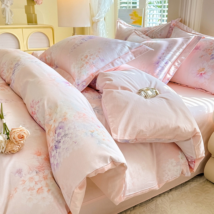 91家纺网 家纺一手货源 找家纺 巧玲珑 2026新款全棉纯棉13376数码印花四件套 微风呢喃-粉