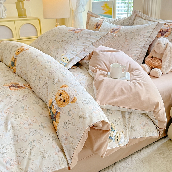 91家纺网 家纺一手货源 找家纺 巧玲珑 2026新款全棉纯棉13376数码印花四件套 法式小熊-咖