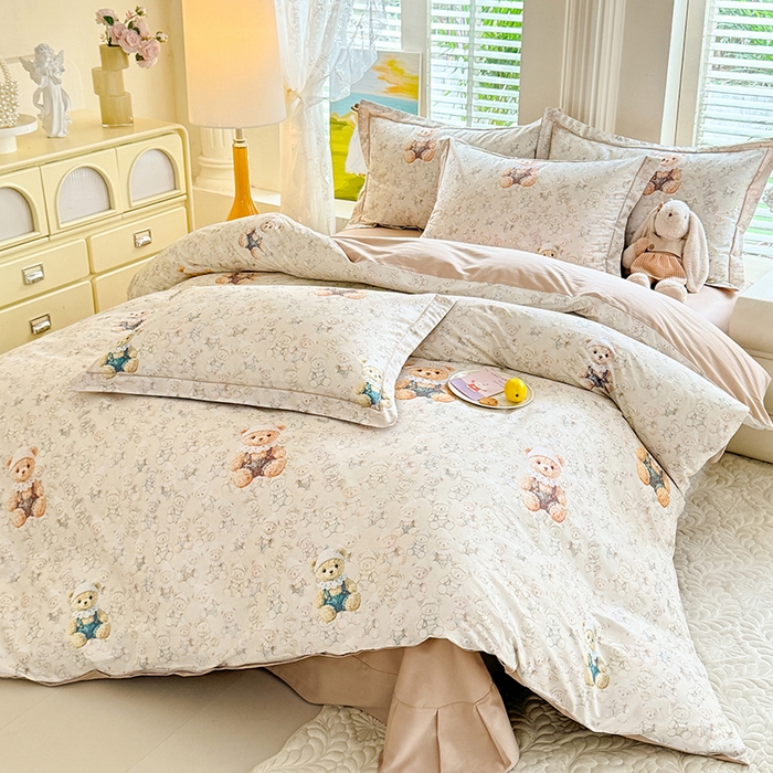 91家纺网 家纺一手货源 找家纺 巧玲珑 2026新款全棉纯棉13376数码印花四件套 法式小熊-咖