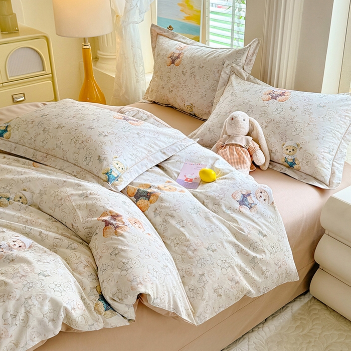 91家纺网 家纺一手货源 找家纺 巧玲珑 2026新款全棉纯棉13376数码印花四件套 法式小熊-咖