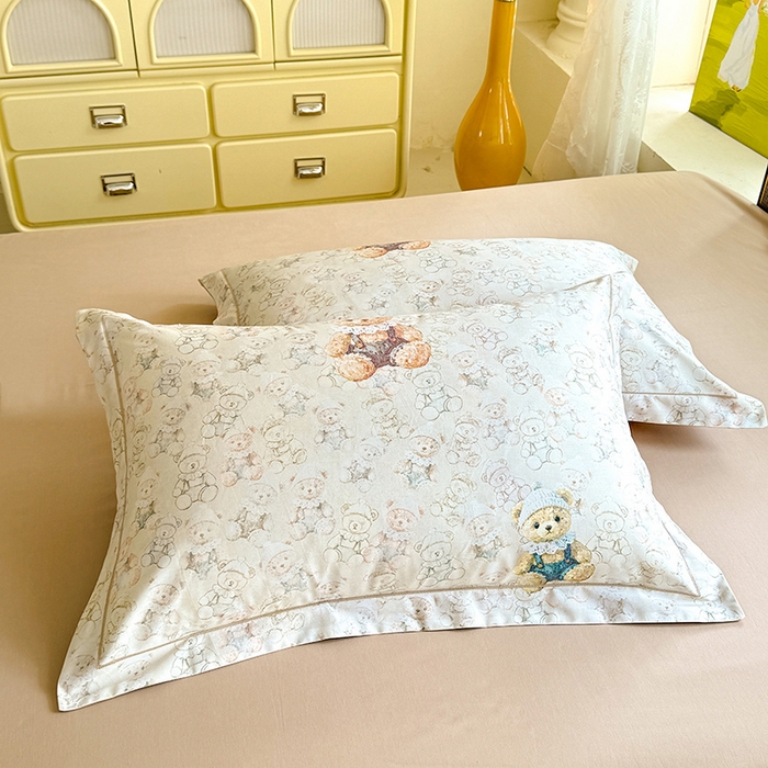 91家纺网 家纺一手货源 找家纺 巧玲珑 2026新款全棉纯棉13376数码印花四件套 法式小熊-咖