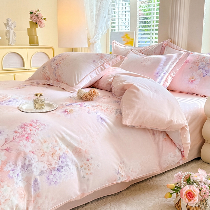 91家纺网 家纺一手货源 找家纺 巧玲珑 2026新款全棉纯棉13376数码印花四件套 微风呢喃-粉