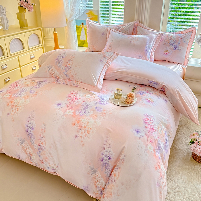 91家纺网 家纺一手货源 找家纺 巧玲珑 2026新款全棉纯棉13376数码印花四件套 微风呢喃-粉