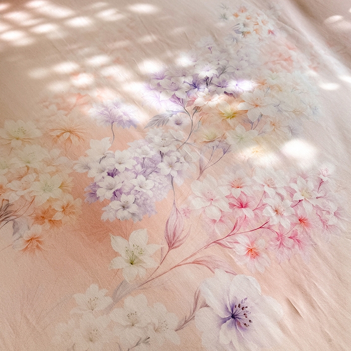 91家纺网 家纺一手货源 找家纺 巧玲珑 2026新款全棉纯棉13376数码印花四件套 微风呢喃-粉