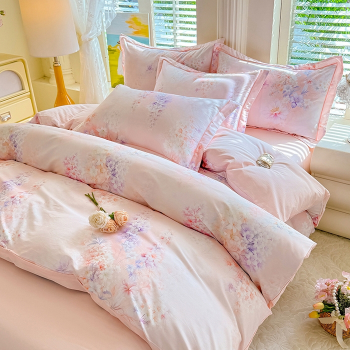 91家纺网 家纺一手货源 找家纺 巧玲珑 2026新款全棉纯棉13376数码印花四件套 微风呢喃-粉