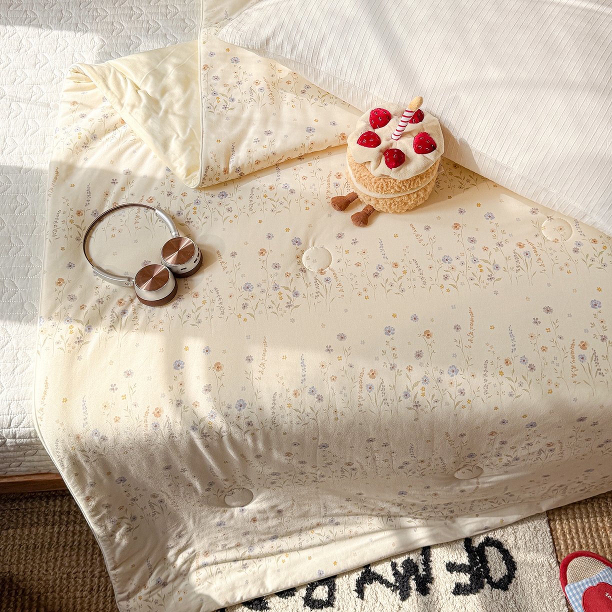 91家纺网 家纺一手货源 找家纺 梦恬佳 2026新款牛奶丝针织棉夏凉被空调被 花从间