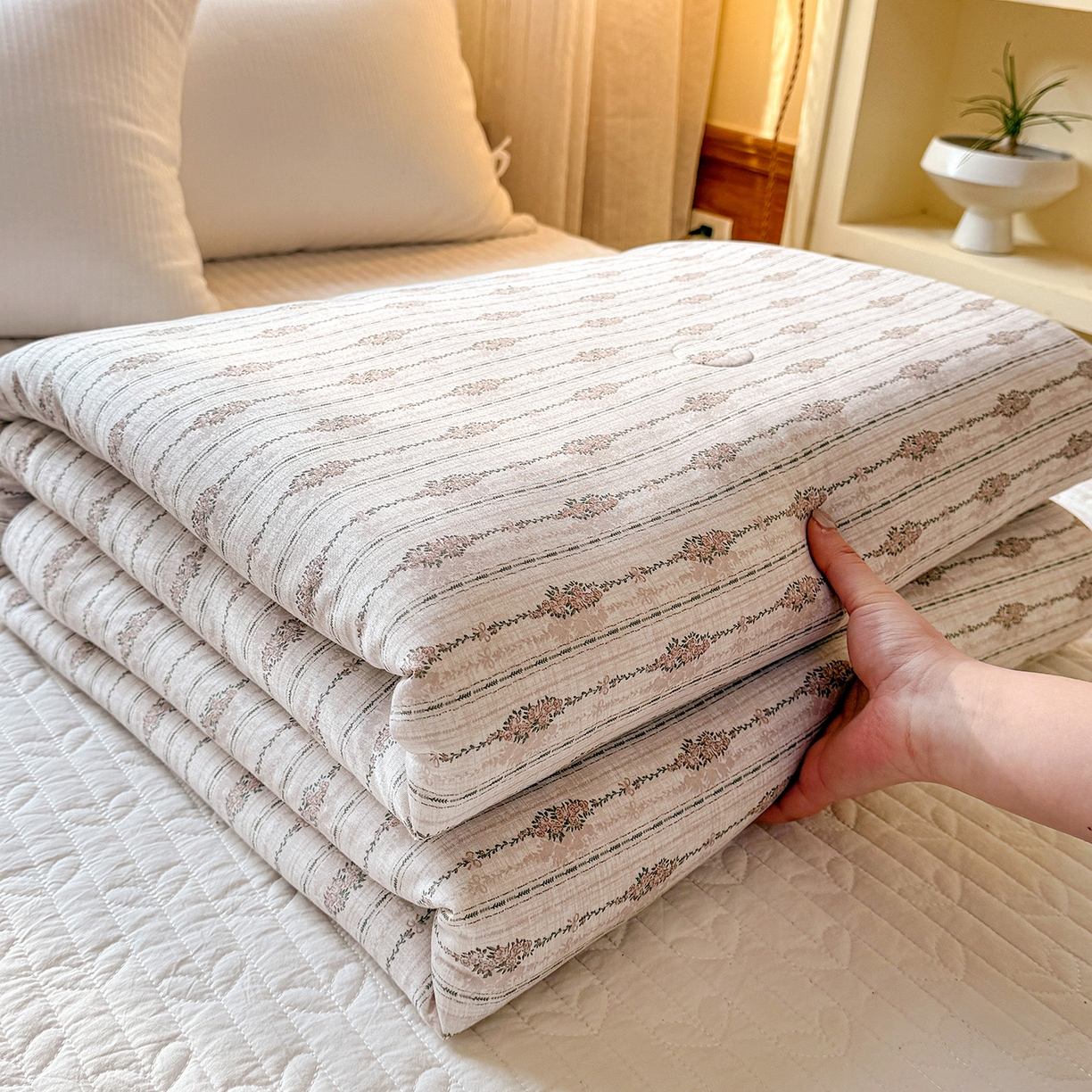 91家纺网 家纺一手货源 找家纺 梦恬佳 2026新款牛奶丝针织棉夏凉被空调被 莱茵咖