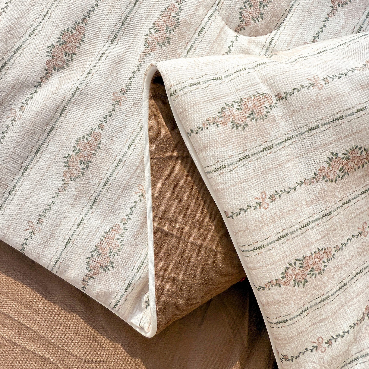 91家纺网 家纺一手货源 找家纺 梦恬佳 2026新款牛奶丝针织棉夏凉被空调被 莱茵咖