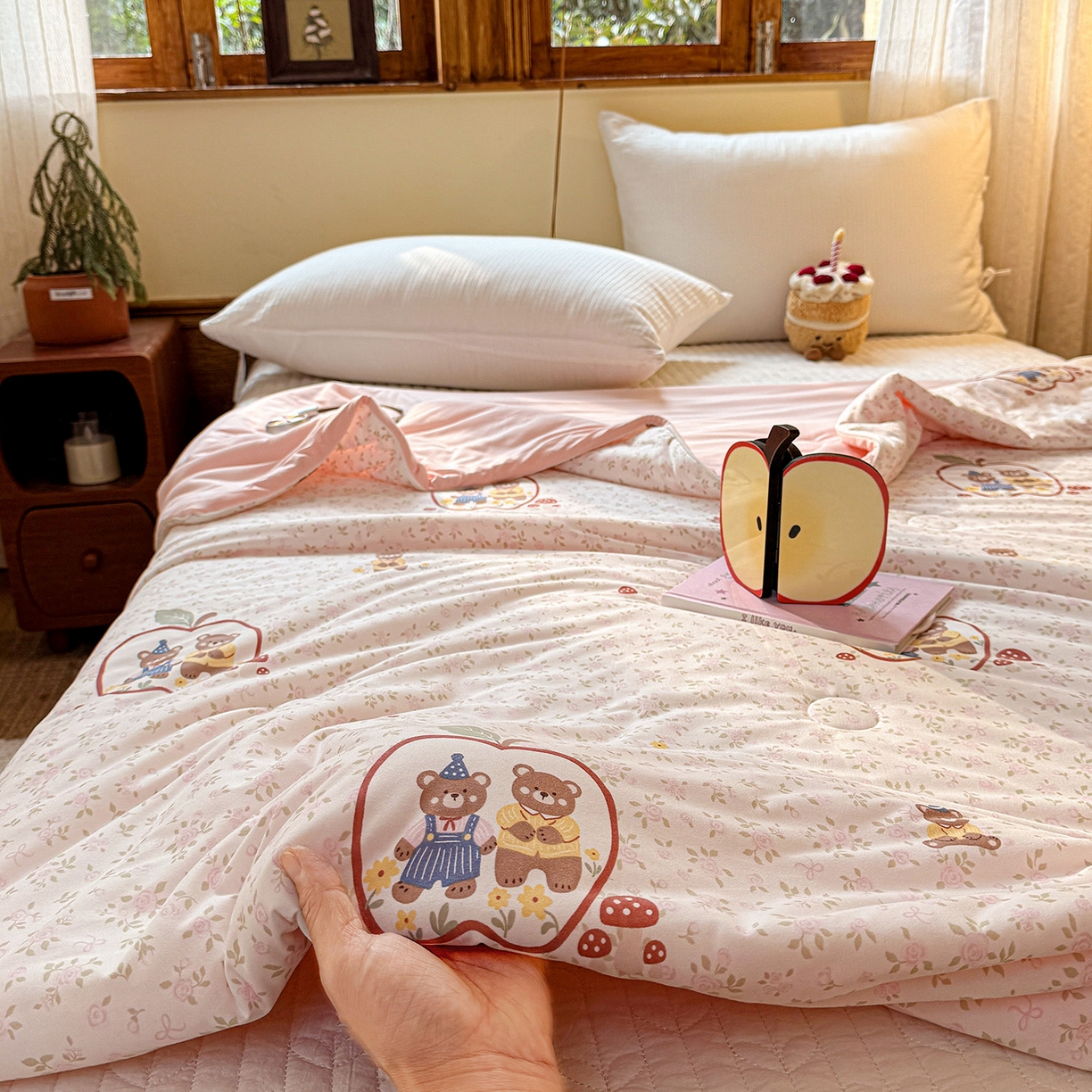 91家纺网 家纺一手货源 找家纺 梦恬佳 2026新款牛奶丝针织棉夏凉被空调被 苹果熊