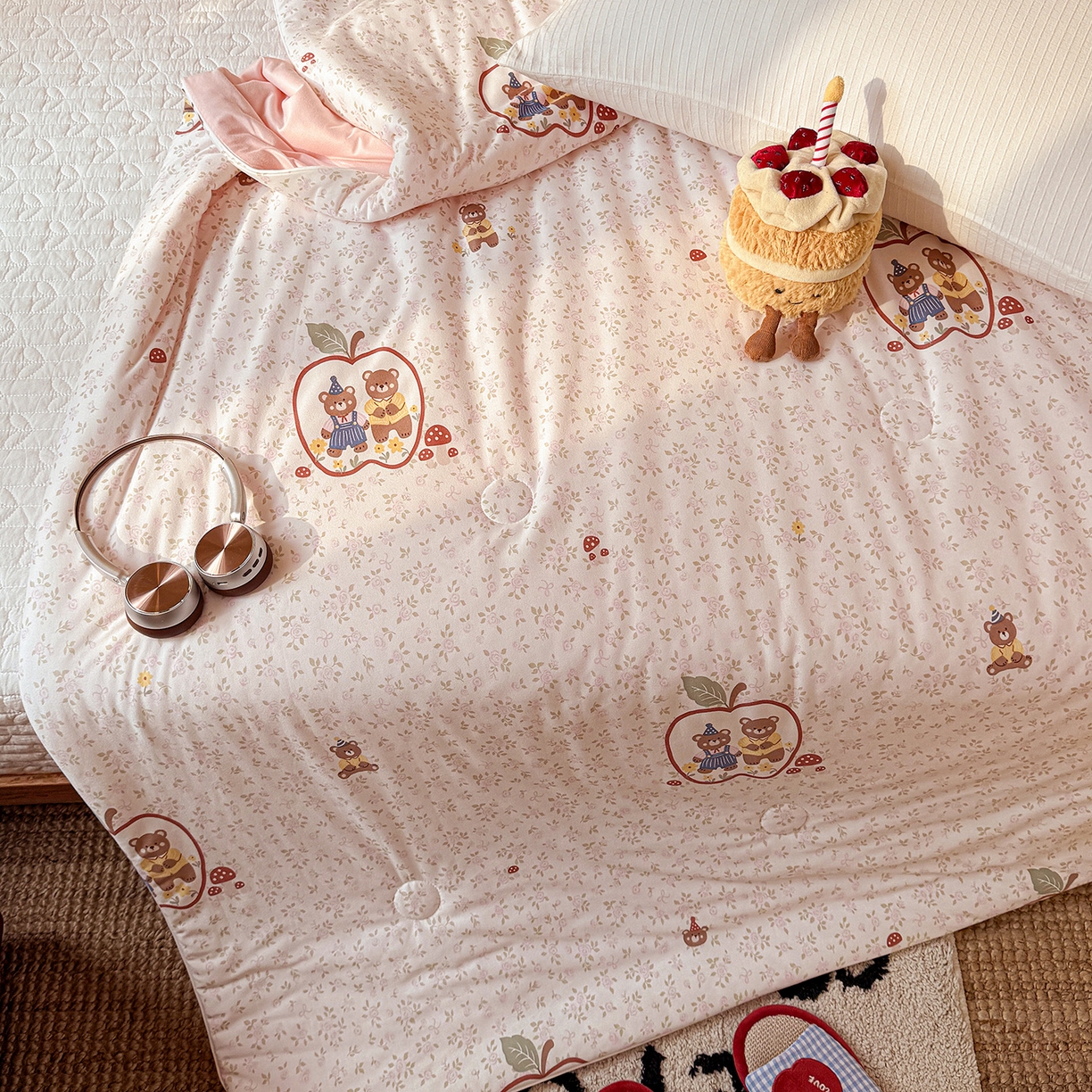 91家纺网 家纺一手货源 找家纺 梦恬佳 2026新款牛奶丝针织棉夏凉被空调被 苹果熊