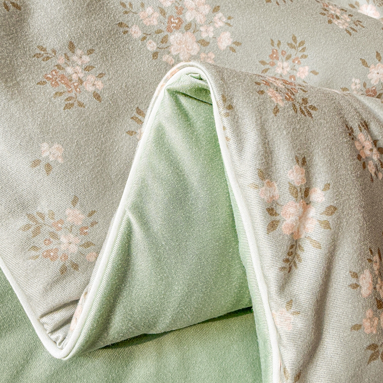 91家纺网 家纺一手货源 找家纺 梦恬佳 2026新款牛奶丝针织棉夏凉被空调被 蔷薇