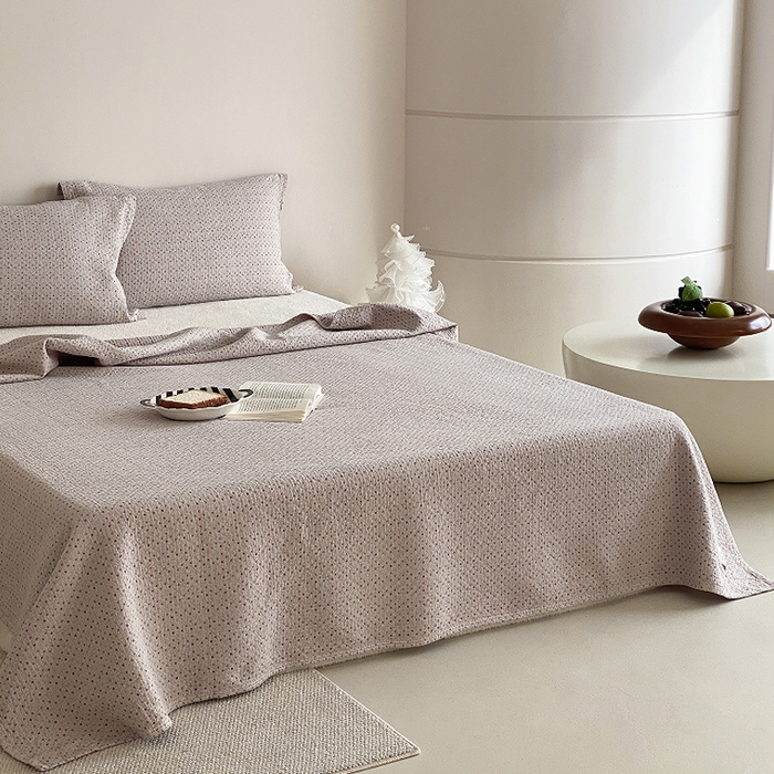 91家纺网 家纺一手货源 找家纺 麻依 2026新款安心棉床盖三件全棉四层纱布床单系列 点点星-彩色