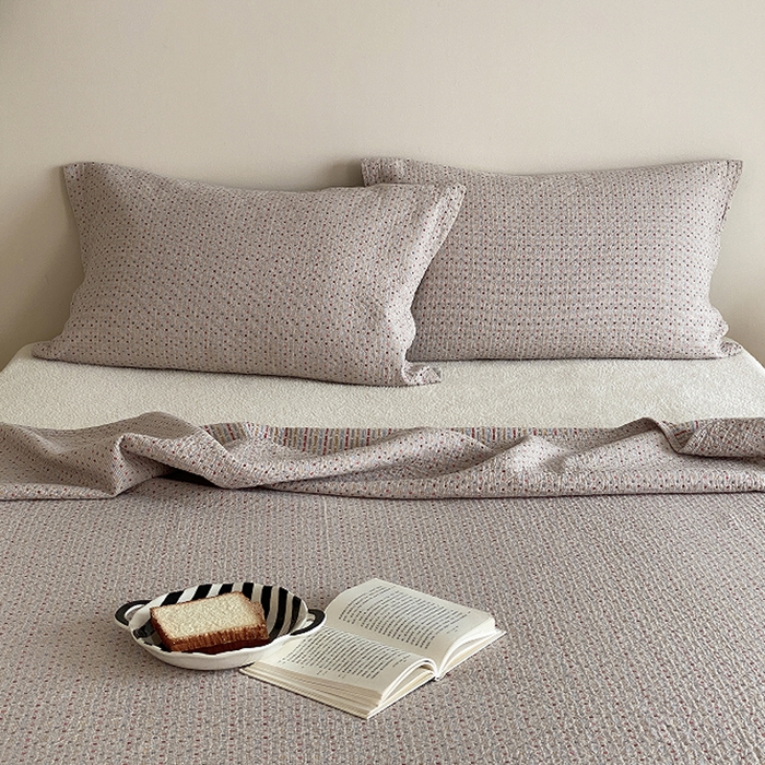 91家纺网 家纺一手货源 找家纺 麻依 2026新款安心棉床盖三件全棉四层纱布床单系列 点点星-彩色