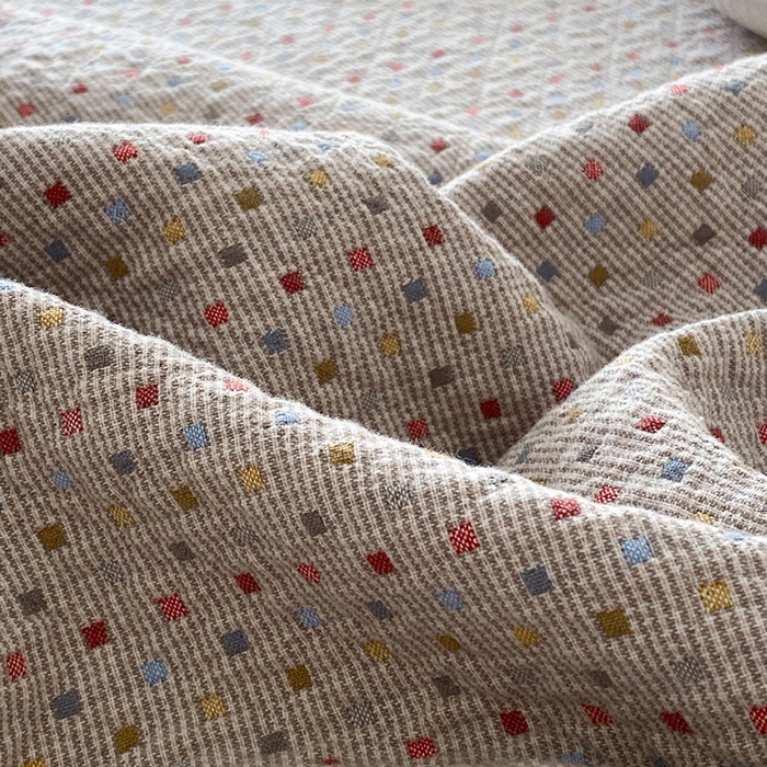 91家纺网 家纺一手货源 找家纺 麻依 2026新款安心棉床盖三件全棉四层纱布床单系列 点点星-彩色