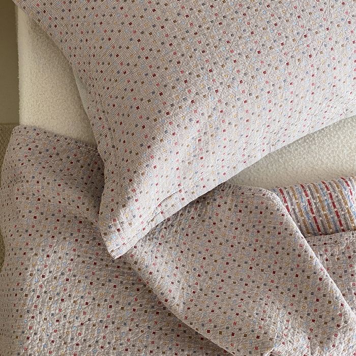 91家纺网 家纺一手货源 找家纺 麻依 2026新款安心棉床盖三件全棉四层纱布床单系列 点点星-彩色