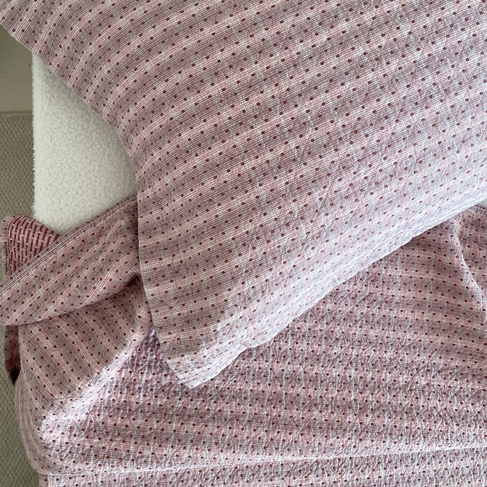 91家纺网 家纺一手货源 找家纺 麻依 2026新款安心棉床盖三件全棉四层纱布床单系列 点点星-粉色