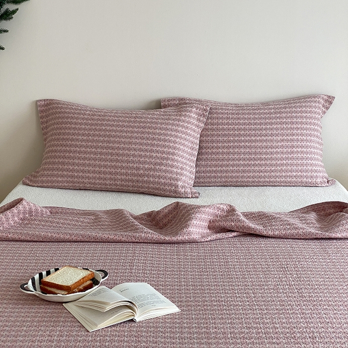 91家纺网 家纺一手货源 找家纺 麻依 2026新款安心棉床盖三件全棉四层纱布床单系列 点点星-粉色