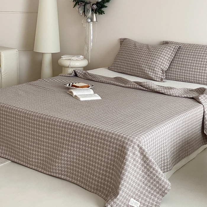 91家纺网 家纺一手货源 找家纺 麻依 2026新款安心棉床盖三件全棉四层纱布床单系列 点点星-浅咖