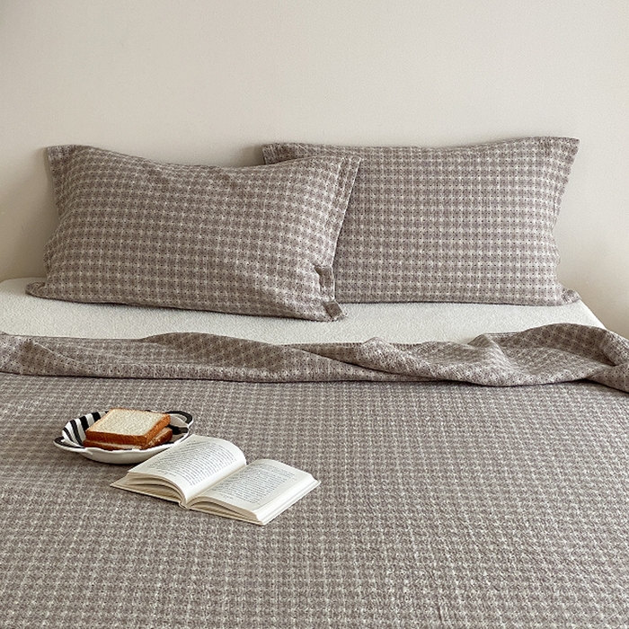 91家纺网 家纺一手货源 找家纺 麻依 2026新款安心棉床盖三件全棉四层纱布床单系列 点点星-浅咖