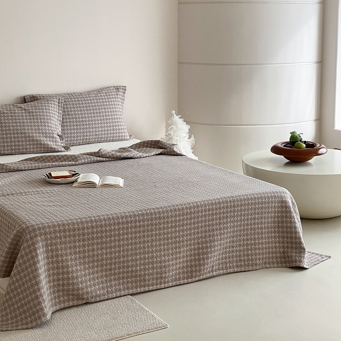 91家纺网 家纺一手货源 找家纺 麻依 2026新款安心棉床盖三件全棉四层纱布床单系列 点点星-浅咖