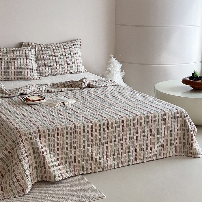 91家纺网 家纺一手货源 找家纺 麻依 2026新款安心棉床盖三件全棉四层纱布床单系列 方格-咖色